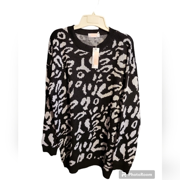 NWT CDM Oversized Sweater Small black and white animal print - Picture 8 of 12